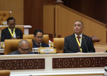 SAARANI Mohamad berucap semasa merasmikan pembukaan Mesyuarat Pertama Tahun Pertama Dewan Belia Negeri Perak Sesi Kelima di Ipoh. - UTUSAN/FADZIL ZAINOL.