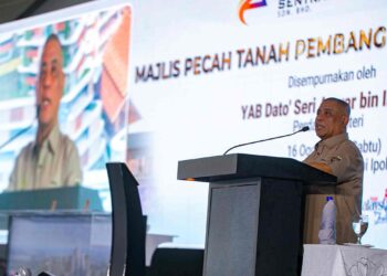 SAARANI Mohamad berucap pada majlis pecah tanah pembangunan Ipoh Sentral di Ipoh hari ini.