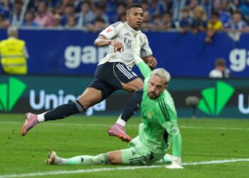 Kylian Mbappe (kiri) menjaringkan gol kedua pasukannya semasa perlawanan bola sepak liga Sepanyol antara Real Oviedo dan Real Madrid di Stadium Carlos Tartiere, Oviedo hari ini. - AFP