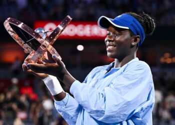 Victoria Mboko menjulang trofi berikutan kemenangannya menentang Naomi Osaka dari Jepun semasa perlawanan akhir perseorangan wanita Terbuka Kanada di Stadium IGA, Montreal, hari ini. - AFP