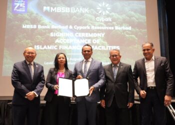 WAN Kamaruzaman Wan Ahmad (dua dari kanan) bersama Ketua Pegawai Eksekutif MBSB Bank, Rafe Haneef (tengah) dan Abdul Wahid Omar (kiri) semasa majlis memeterai Kemudahan Pembiayaan Islam berjumlah RM1.3 billion tersebut.