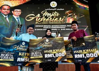 ZAID Mohd. Noor (kiri), Kamaliza Kamaruddin (tengah) dan Puqtra Hairry Rosli bergambar bersama hadiah yang dimenangi pada Majlis Apresiasi Media Terengganu di Kuala Terengganu, malam tadi. - UTUSAN/NURSYASYA NADHIRAH ZABIDI