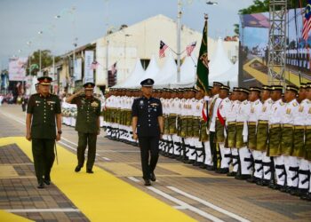 SULTAN Sallehuddin Sultan Badlishah memeriksa Kawalan Kehormatan Utama melibatkan pegawai dan anggota Batalion Keenam RAMD sempena Hari Kebangsaan Ke-68 Peringkat Kedah di Dataran Medan Bandar, Alor Setar. - UTUSAN/ SHAHIR NOORDIN