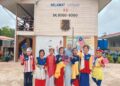 SHAFIQAH Maddashi (empat,  kiri) bersama murid-murid ketika sambutan Hari Kemerdekaan di Sekolah Kebangsaan Sogo-Sogo, Telupid, Sabah.