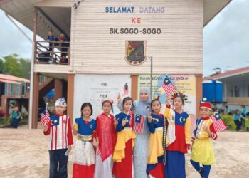 SHAFIQAH Maddashi (empat,  kiri) bersama murid-murid ketika sambutan Hari Kemerdekaan di Sekolah Kebangsaan Sogo-Sogo, Telupid, Sabah.