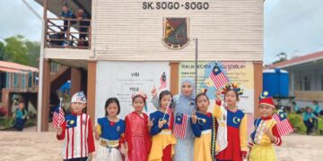 SHAFIQAH Maddashi (empat,  kiri) bersama murid-murid ketika sambutan Hari Kemerdekaan di Sekolah Kebangsaan Sogo-Sogo, Telupid, Sabah.
