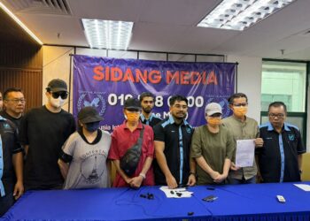 HISHAMUDDIN Hashim (empat dari kanan) bersama lima mangsa penipuan kerja di Kemboja semasa sidang akhbar di pejabat Pertubuhan Kemanusiaan Masyarakat Antarabangsa Malaysia (MHO).