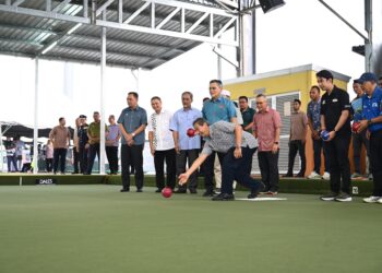 SULTAN Mizan Zainal Abidin berkenan menunjukkan aksi bermain boling padang sempena Perasmian Kejohanan Boling Padang Kebangsaan di Arena Lawn Bowls Kompleks Sukan Sultan Mizan Zainal Abidin Gong Badak, Kuala Nerus, Terengganu. - UTUSAN/ERMA YUSNIDA JUSOH