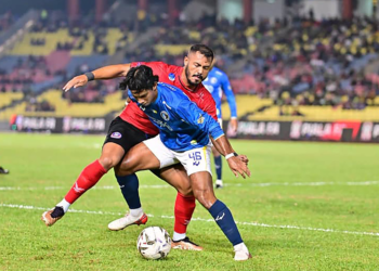 PEMAIN Penang FC, Muhamad Adip Ra’op cuba melepasi halangan pemain Melaka FC dalam aksi Piala FA pusingan pertama di Stadium Hang Jebat, malam ini.