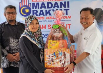 MOHAMMAD Yusof Apdal (kanan) menyampaikan hadiah kepada pemenang-pemenang Pertandingan pada Majlis Perasmian Penutup Program Satelit Teknologi Nuklear Santuni Kasih Rakyat sempena Program Madani Rakyat 2025 di Kampung Pasir Pekan Tengah, Tumpat, Kelantan hari ini. - UTUSAN/MUSTAQIM MOHAMED
