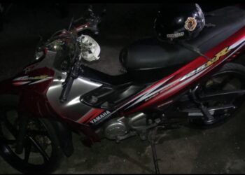 KEADAAN motosikal Muhammad Darwisy Irsyad Mohd. Fitri yang terlibat dalam kemalangan meragut dua nyawa di Kilometer 146, Jalan Kuala Terengganu-Kuantan, Kemama, Terengganu. - UTUSAN/NIK NUR IZZATUL HAZWANI NIK ADNAN