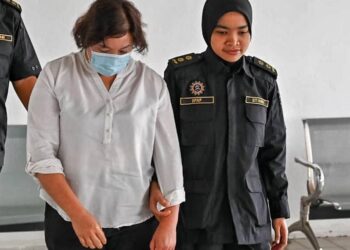 YONG LIAN Kien (tengah) mengaku tidak bersalah di Mahkamah Sesyen Raub atas pertuduhan menduduki tanah milik kerajaan negeri Pahang di Sungai Pertang, Mukim Gali tanpa kebenaran.