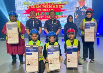 AEDY Fadly Ramli bergambar di samping sebahagian peserta pada Program MyLesen B2 Peringkat Kedah di Auditorium Jabatan Kebudayaan dan Kesenian (JKKN) Kedah di Alor Setar.