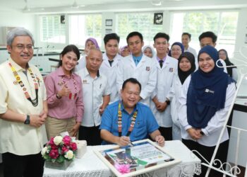 ALEXANDER bersama-sama tetamu kehormat lain dan pelajar SMK Sri Sadong sempena majlis penyerahan projek pembinaan gantian 12 bilik darjah, lima unit rumah guru dan lain-lain kemudahan di SMK Sri Sadong, hari ini.