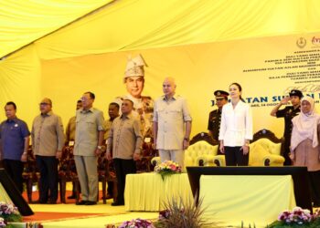 SULTAN Nazrin Muizzuddin Shah pada majlis perasmian Jambatan Sultan Muzzaffar Shah di Manong di Kuala Kangsar hari ini. - UTUSAN/MUHAMAD NAZREEN SYAH MUSTHAFA