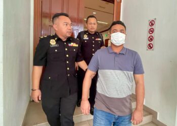 JAMRI Abdul Razak (kanan) diiringi keluar setelah menghadapi pendakwaan rasuah di Mahkamah Sesyen Alor Setar.