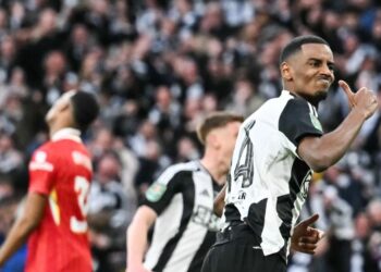 Newcastle meletakkan harga tinggi kepada Liverpool jika mahu membeli penyerang Sweden, Alexander Isak. - AFP
