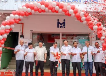 NGA Kor Ming merasmikan Galeri Jualan Bandar PR1MA Teluk Intan hari ini. - UTUSAN