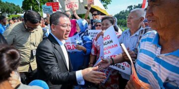 NGA KOR MING menerima memorandum sebagai tanda sokongan terhadap Rang Undang-Undang Pembaharuan Semula Bandar (RUU PSB) di Kuala Lumpur, semalam. – FACEBOOK NGA KOR MING