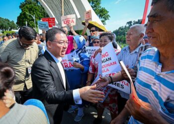 NGA Kor Ming menerima  memorandum sebagai tanda sokongan terhadap Rang Undang-Undang Pembaharuan Semula Bandar (RUU PSB). FACEBOOK NGA KOR MING