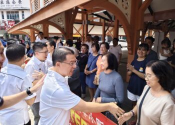 NGA KOR Ming beramah mesra bersama peniaga Pasar Siang Malam ketika Program Sentuhan Kasih KPKT 3.0 2025 di Taiping hari ini. - UTUSAN