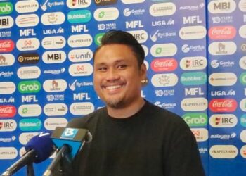 NIDZAM Jamil ditemui pemberita selepas perlawanan Piala FA di antara NSFC menentang PDRM di Stadium Tuanku Abdul Rahman, Paroi, Seremban, semalam.-UTUSAN/NOR AINNA HAMZAH.