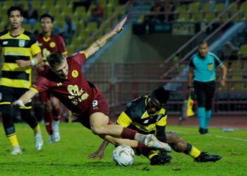 AKSI perlawanan Liga Super di antara NSFC dan Kuching City FC di Stadium Tuanku Abdul Rahman, Paroi, Seremban, semalam. - UTUSAN/MOHD. SHAHJEHAN MAAMIN