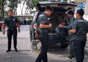 PEGAWAI Perhilitan membawa sarang burung serindit dan beg mengandungi bahagian daging Babi Bodoh di Mahkamah Sesyen Seremban hari ini. - UTUSAN/MOHD. SHAHJEHAN MAAMIN