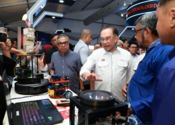 ANWAR Ibrahim (dua dari kanan) meluangkan masa melawat pameran semasa majlis  Penutupan Program Madani Rakyat 2025 Kelantan di pekarangan Stadium Sultan Muhammad IV, Kelantan hari ini. - UTUSAN/KAMARUL BISMI KAMARUZAMAN