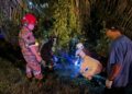 ANGGOTA bomba membawa keluar mayat lelaki OKU dari dalam longkang selepas motosikal ditunggang terbabas di Pekan Lambor Kanan, Seri Iskandar. - UTUSAN/IHSAN JBPM
