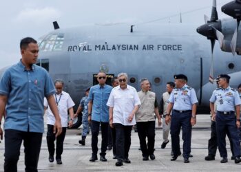 AHMAD Zahid Hamidi tiba di Pangkalan Udara Subang selepas menyaksikan Operasi Pembenihan Awan (OPA) di Empangan Bukit Merah, Perak, semalam. UTUSAN/SHIDDIEQIIN ZON