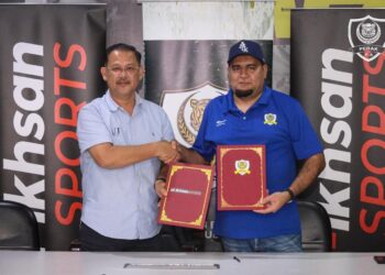 AZHAR Jamaluddin (kiri) bertukar dokumen perjanjian penajaan dengan Ketua Pembangunan Perniagaan Jenama Al‑Ikhsan Sports, Anwar Mamtaj. - UTUSAN/GAMBAR IHSAN PERAK FA