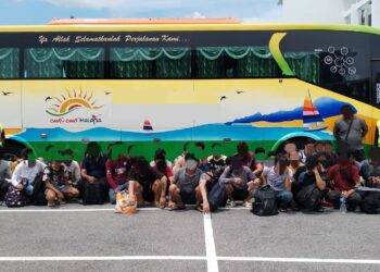 SERAMAI 36 pendatang asing tanpa izin (PATI) yang menggunakan bas persiaran ke kilang beras tidak wujud di tahan PGA di Sekat Pintas Serongga, Rantau Panjang, Kelantan hari ini.