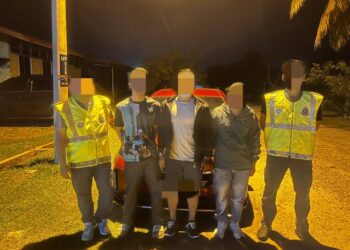 ANGGOTA PGA berjaya menahan tekong dan dua PATI warganegara Nepal yang masuk ke Malaysia secara tidak sah melalui pangkalan haram Kak Nah, Pengkalan Kubor, Tumpat, Kelantan semalam-IHSAN PGA.