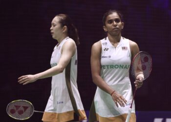 Pearly Tan-M. Thinaah tewas kepada pasangan No. 1 dari China, Liu Sheng Shu-Tan Ning pada aksi final Kejohanan Badminton Dunia di Paris, Perancis hari ini. - AFP