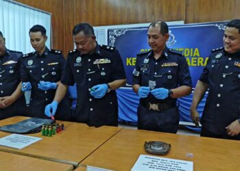 ISMAIL Man (tengah) menunjukkan dadah dan peluru hidup yang berjaya dirampas ketika sidang akhbar di Ibu pejabat Polis Daerah Lipis di Lipis, Pahang.