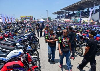 PEMILIK dan penunggang motosikal Yahama RXZ menghadiri Program RXZ Members 7.0 2025 di Litar Permotoran Gong Badak, Kuala Nerus, Terengganu. - UTUSAN/PUQTRA HAIRRY