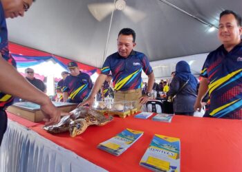 MOHD. Rosli Abdullah (dua dari kanan) melihat spesimen penyu ketika melawat gerai pameran sempena Program Santuni Madani Maritim Malaysia di Dataran Pantai Sungai Ular, Kuantan, Pahang.
