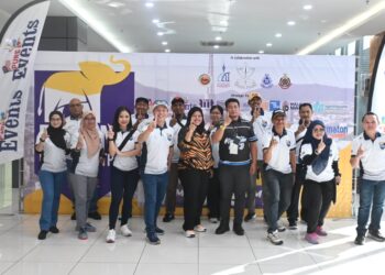 BARISAN penganjur, rakan strategik dan penaja program Pahang Half Marathon bergambar selepas sidang akhbar di Lobi Kompleks Majlis Bandaraya Kuantan, Pahang. 