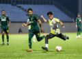 PEMAIN Perak FA, Hafizy Daniel (kanan) diasak pemain Kedah FA,  Mohd Aiman dalam perlawanan Liga A1 Semi-Pro di Stadium Manjung hari ini. - UTUSAN/MUHAMAD NAZREEN SYAH MUSTHAFA