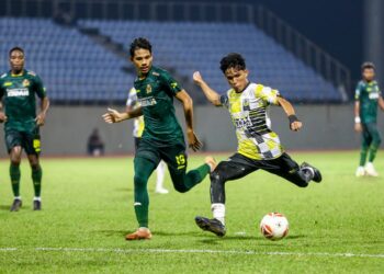 PEMAIN Perak FA, Hafizy Daniel (kanan) diasak pemain Kedah FA,  Mohd Aiman dalam perlawanan Liga A1 Semi-Pro di Stadium Manjung hari ini. - UTUSAN/MUHAMAD NAZREEN SYAH MUSTHAFA