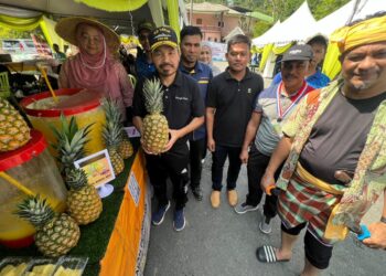 MOHD. Uzir Mahidin ( dua dari kiri) menunjukkan kejayaan  petani menghasilkan jus nanas pada Program Mini  Karnival Majlis Peluncuran Laporan Interim Banci Pertanian 2024 di Jeram Mengaji, Pasir Puteh, Kelantan hari ini. - UTUSAN/TOREK SULONG