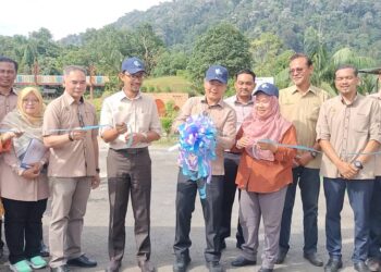 NORSIYENTI Othman (lima dari kanan) pada perasmian Taman Herba di Taiping hari ini. - UTUSAN/WAT KAMAL ABAS