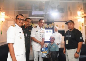 SIMBOLIK Penerimaan Naskah Al-Quran di KD MAHAWANGSA yang disaksikan oleh Pengerusi Iman
Care, Encik Wan Mohd Ikhwan bin Wan Ari kepada Kdr Nasrul Hadi bin Abdul Rahman TLDM, Pegawai
Memerintah KD MAHAWANGSA.