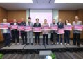 KIM Tan Kian Wee (lima kiri) bersama Abu Bakar Yusof (enam kiri) bergambar selepas sidang akhbar Ekspo Pengguna Malaysia-China 2025 (MYCE 2025) di Pusat Perdagangan dan Pameran Antarabangsa Malaysia (MITEC) di sini semalam. - UTUSAN/FARIZ RUSADIO