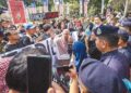 Kira-kira 50 wakil pertubuhan bukan kerajaan (NGO)  dan sekumpulan mahasiswa berkumpul di hadapan Bangunan Parlimen bagi menyerahkan memorandum berhubung kes buli dan kematian Zara Qairina, semalam. – UTUSAN/MUHAMAD IQBAL ROSLI