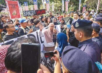 Kira-kira 50 wakil pertubuhan bukan kerajaan (NGO)  dan sekumpulan mahasiswa berkumpul di hadapan Bangunan Parlimen bagi menyerahkan memorandum berhubung kes buli dan kematian Zara Qairina, semalam. – UTUSAN/MUHAMAD IQBAL ROSLI