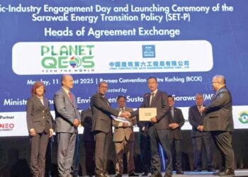 PLANET QEOS ketika majlis memeterai perjanjian induk (HOA) bagi melancarkan Program Tenaga Baram DeepTech, bagi pembinaan loji solar 'firm' pertama di Malaysia di kawasan tanah tinggi Baram, utara Sarawak.