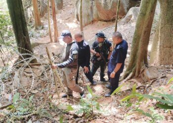 PAGAR kawat duri ini memisahkan antara sempadan Malaysia-Thailand di Wang Kelian, Perlis. – UTUSAN/SYED AZLAN SAYID HIZAR