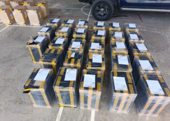 KOTAK-kotak yang dirampas mengandungi rokok elektronik menerusi pemeriksaan sebuah van dan serbuan di sebuah premis sekitar Taman Kim, Padang Besar, Perlis semalam.